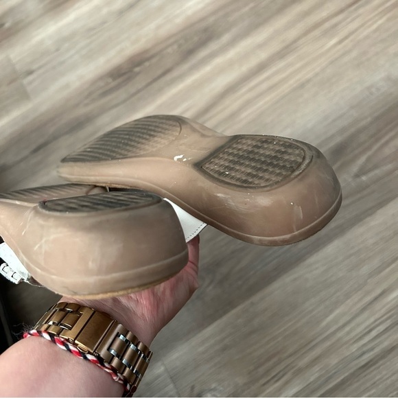 MINNETONKA White Leather Silver Metal Floral Detail Thong Sandals Women Size 8 - Picture 4 of 9